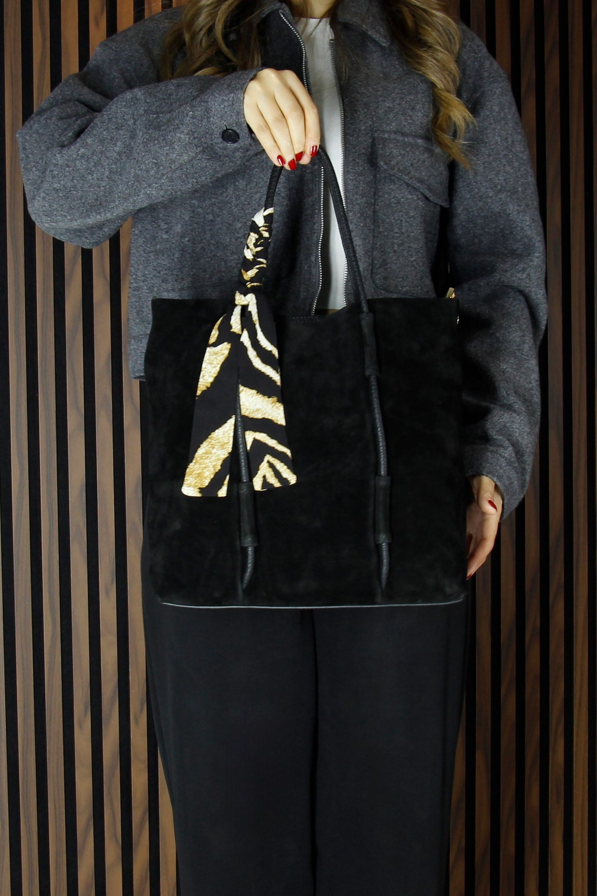 (VSN5013OC) Siyah Hakiki Dana Süet Manyetik Kapaklı Fermuarlı İç Cepli Askılı Büyük Boy Günlük Omuz Çantası