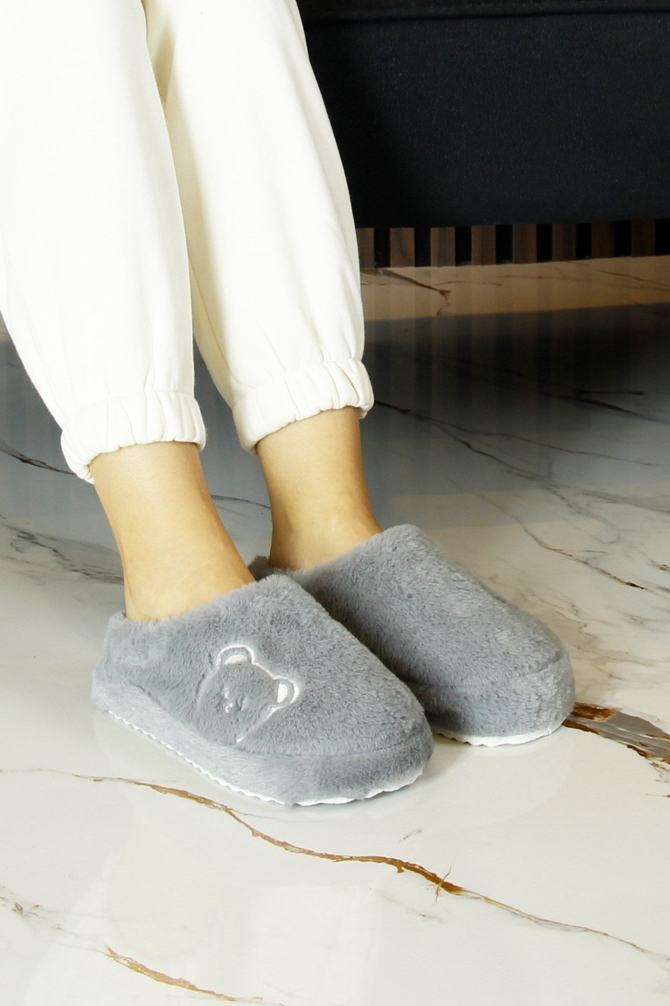 Clara Gri Pelüş - DAR KALIP - Ayıcık Desenli Kalın Düz Tabanlı Sessiz Kadın Ev Terliği