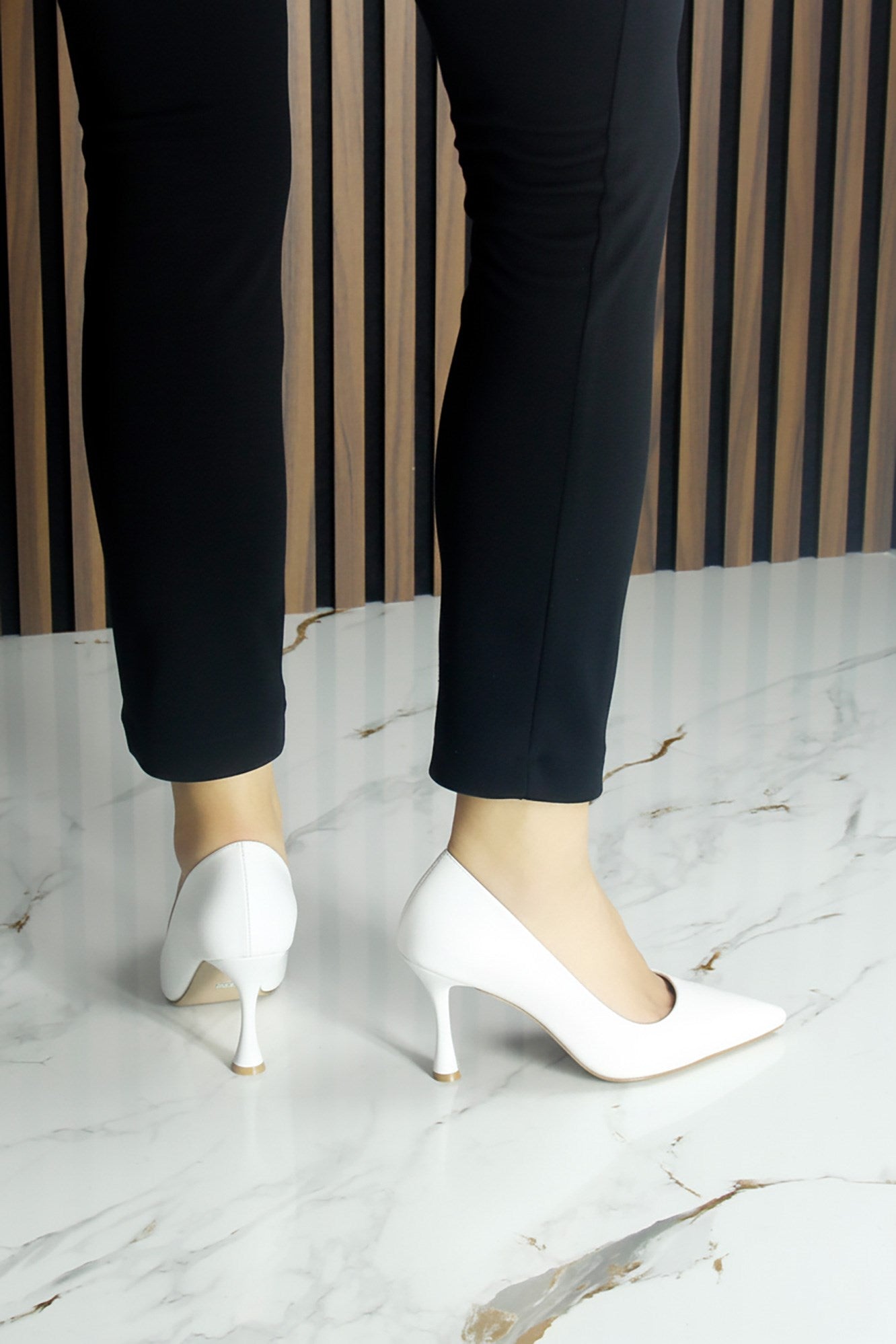 Suzanna Beyaz Hakiki Dana Derisi Sivri Burun Klasik İnce Topuklu Ayakkabı