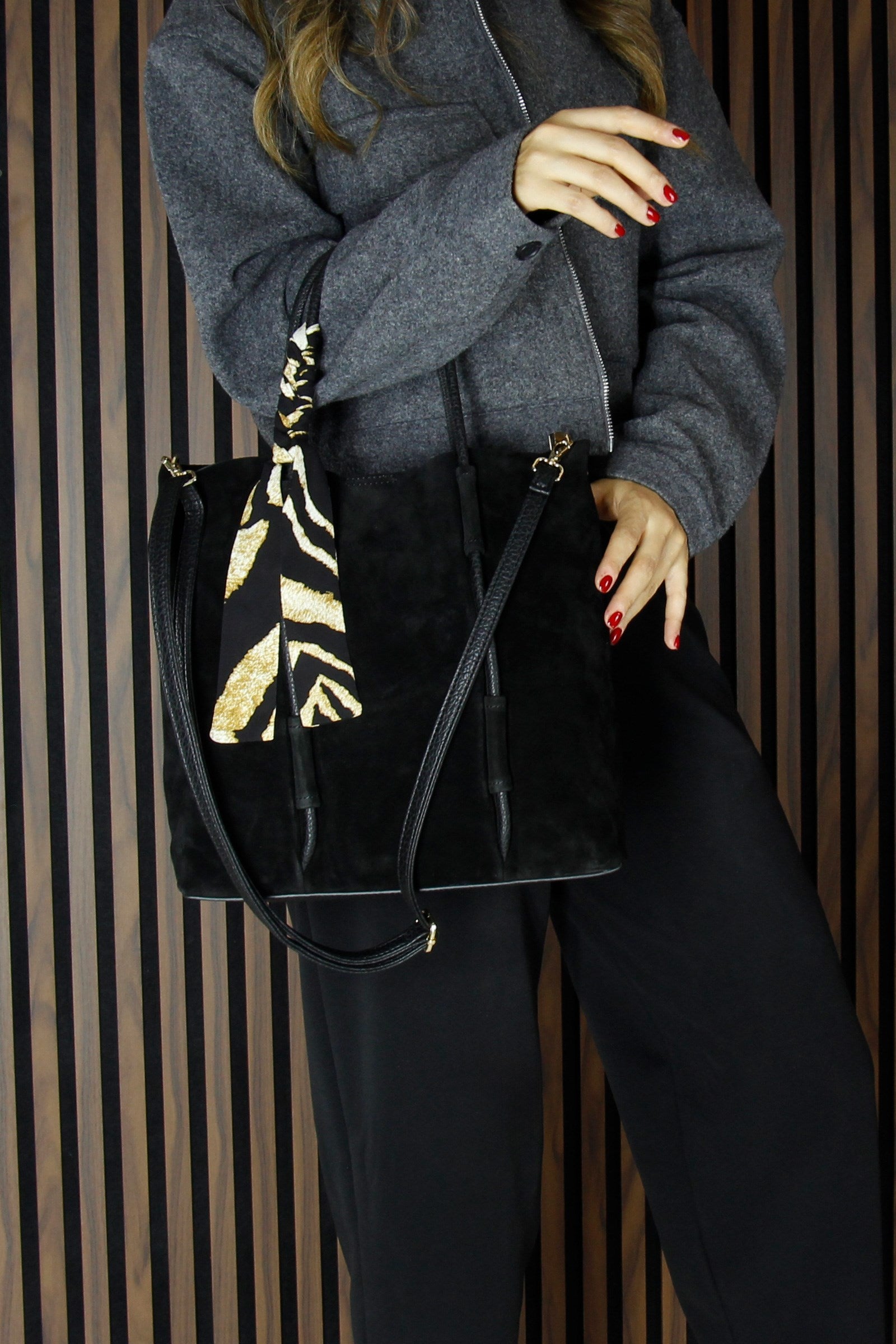 (VSN5013OC) Siyah Hakiki Dana Süet Manyetik Kapaklı Fermuarlı İç Cepli Askılı Büyük Boy Günlük Omuz Çantası