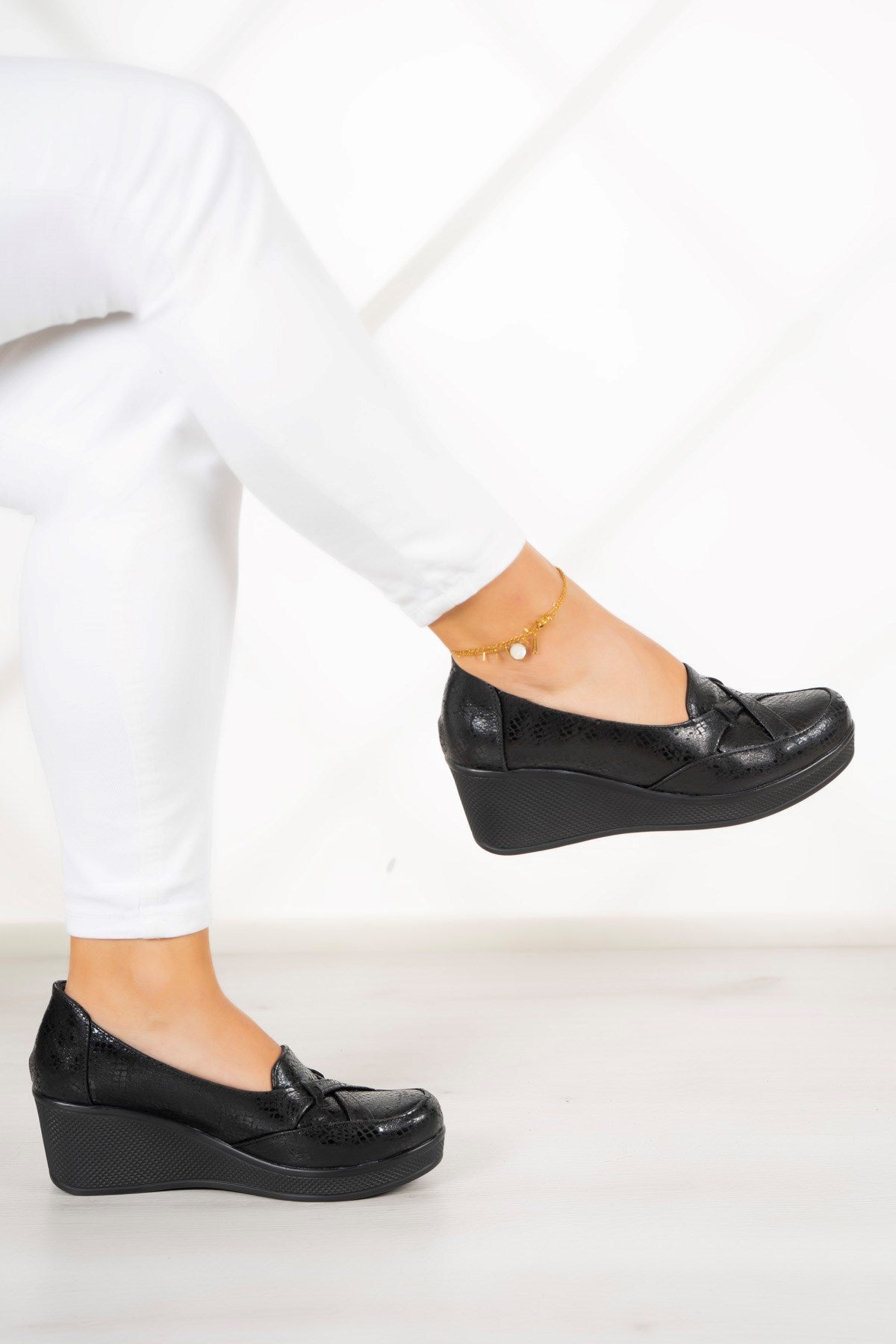 Shay Siyah Yılan Hakiki Deri Çapraz Bant Detaylı Dolgu Topuklu Günlük Ayakkabı