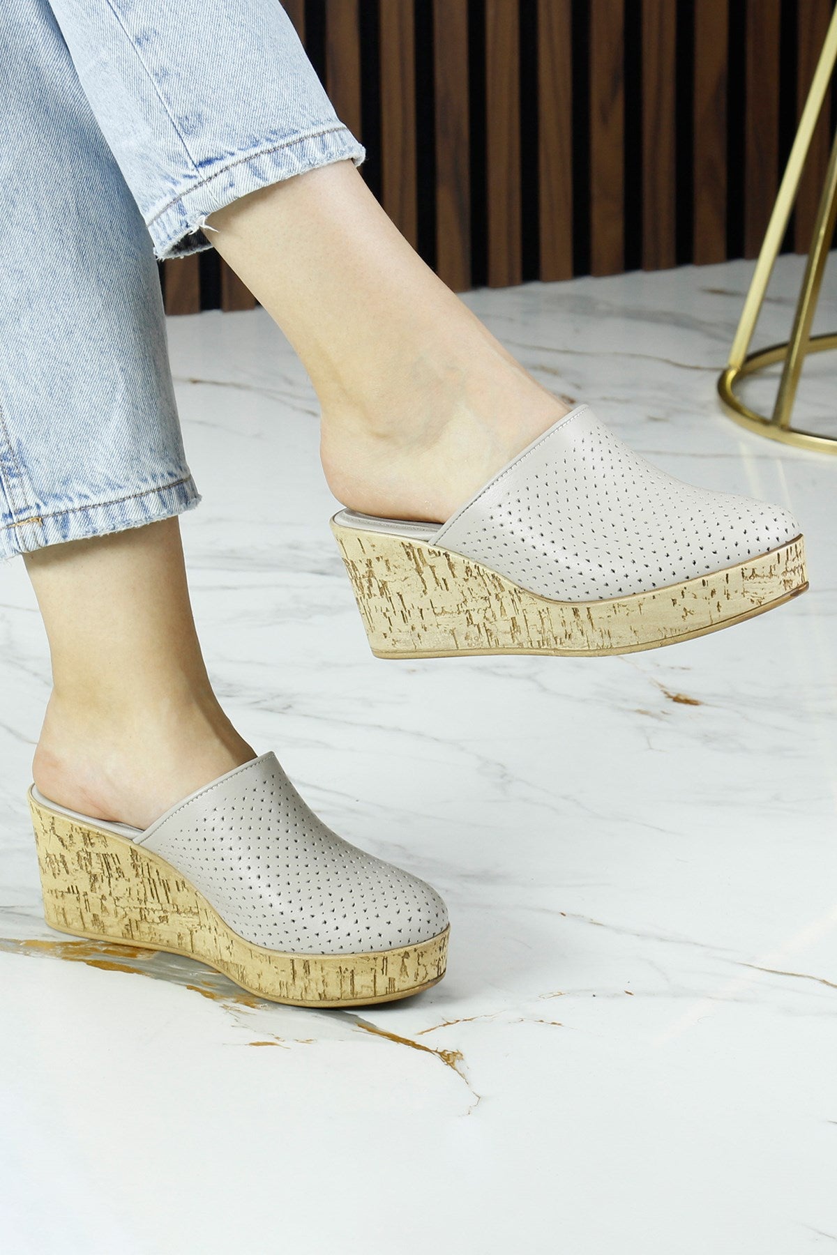 Aria Vizon Hakiki Dana Derisi Önü Kapalı Mantar Taban Görünümlü Dolgu Topuklu Terlik