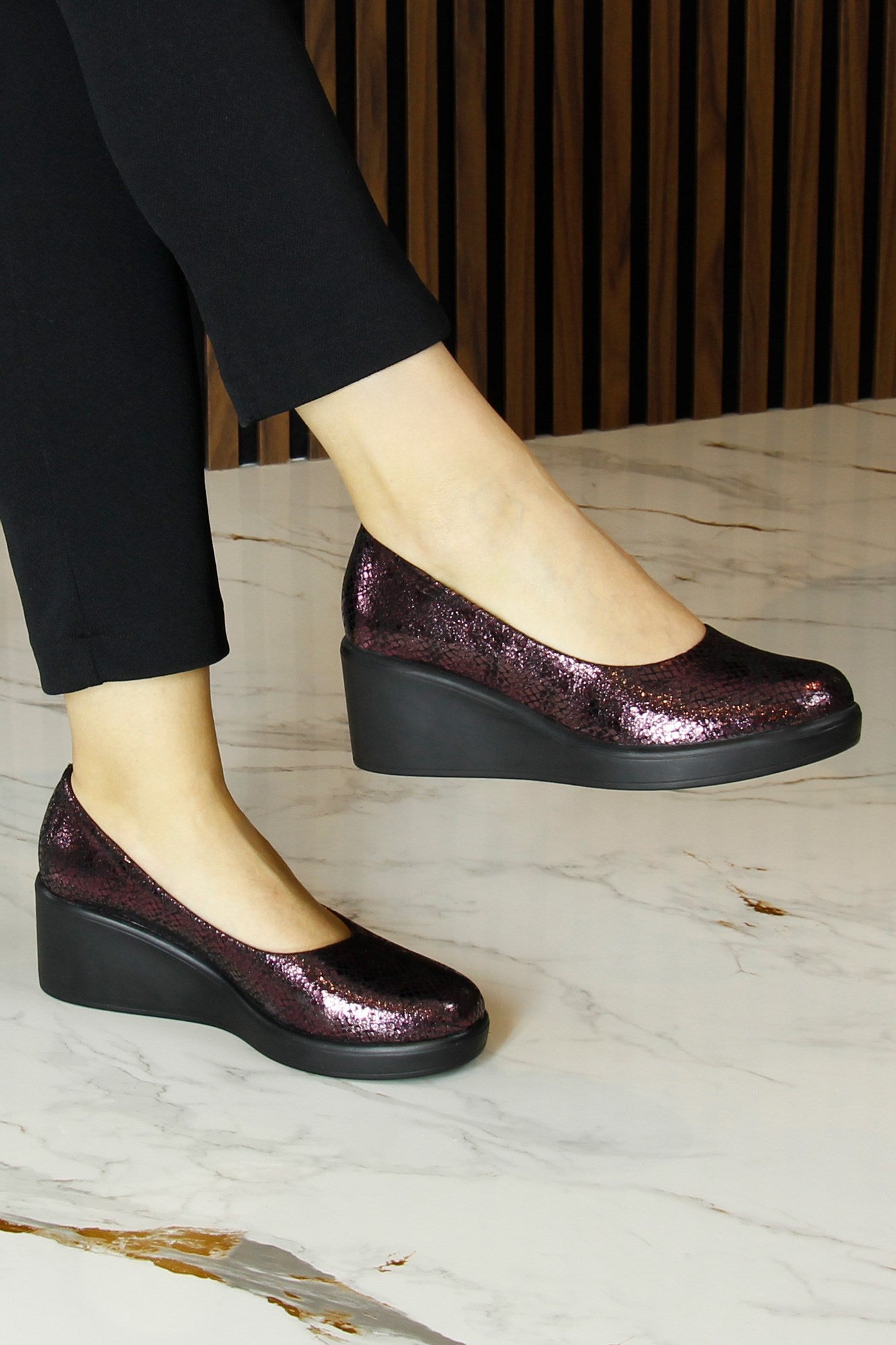 Mabel Bordo Yılan Hakiki Dana Derisi Yuvarlak Burun Dolgu Topuklu Günlük Ayakkabı