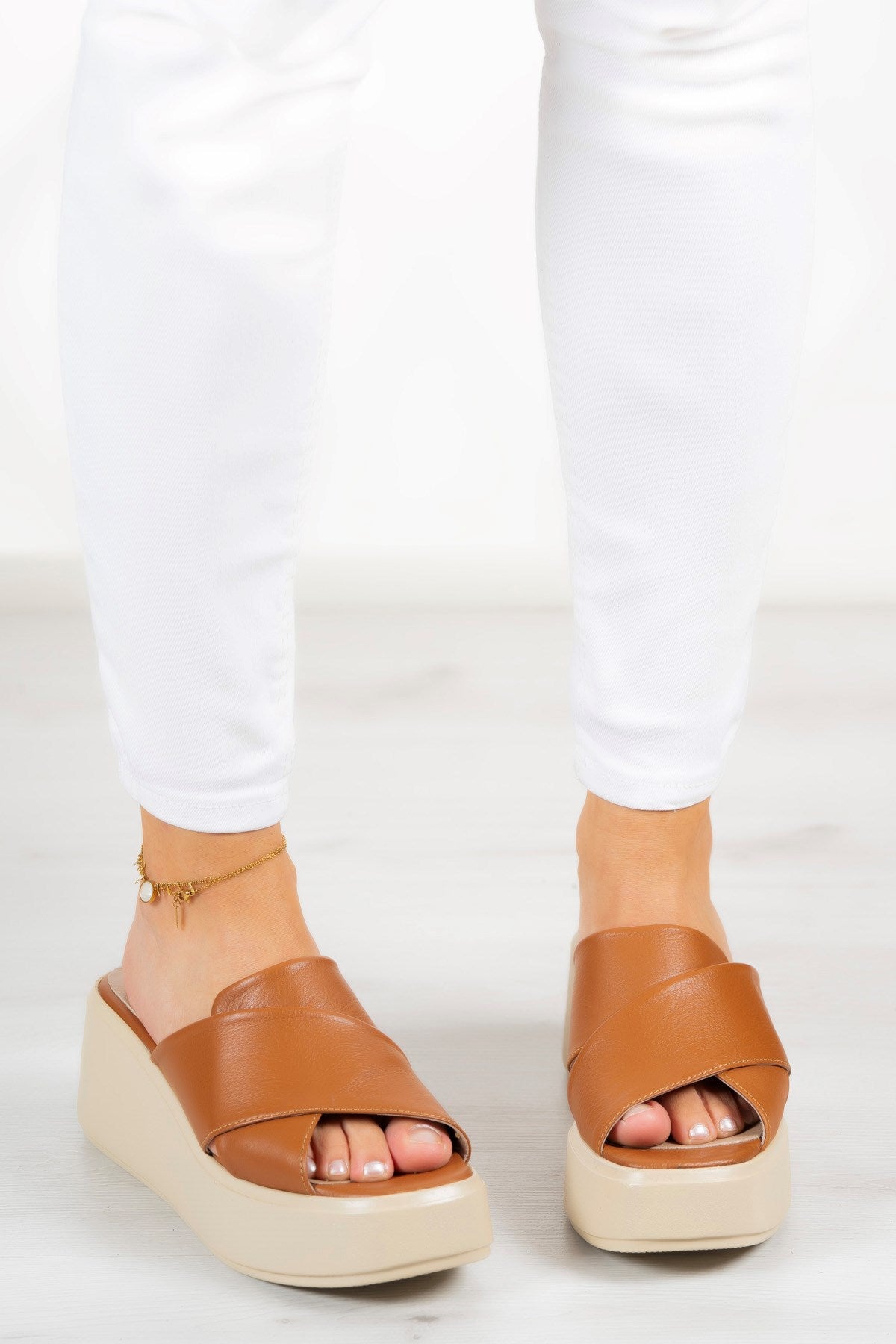 Olivia Taba Hakiki Deri Dolgu Topuklu Terlik