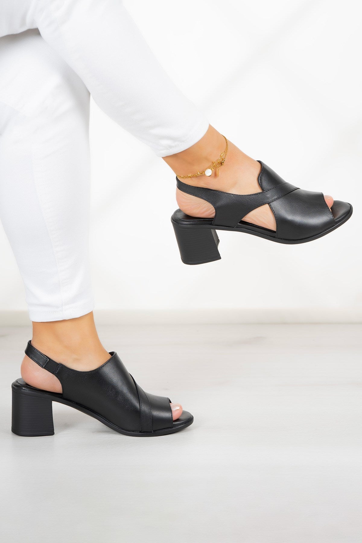 Saules Siyah Hakiki Deri Kesik Detaylı Lastik Bantlı Topuklu Sandalet