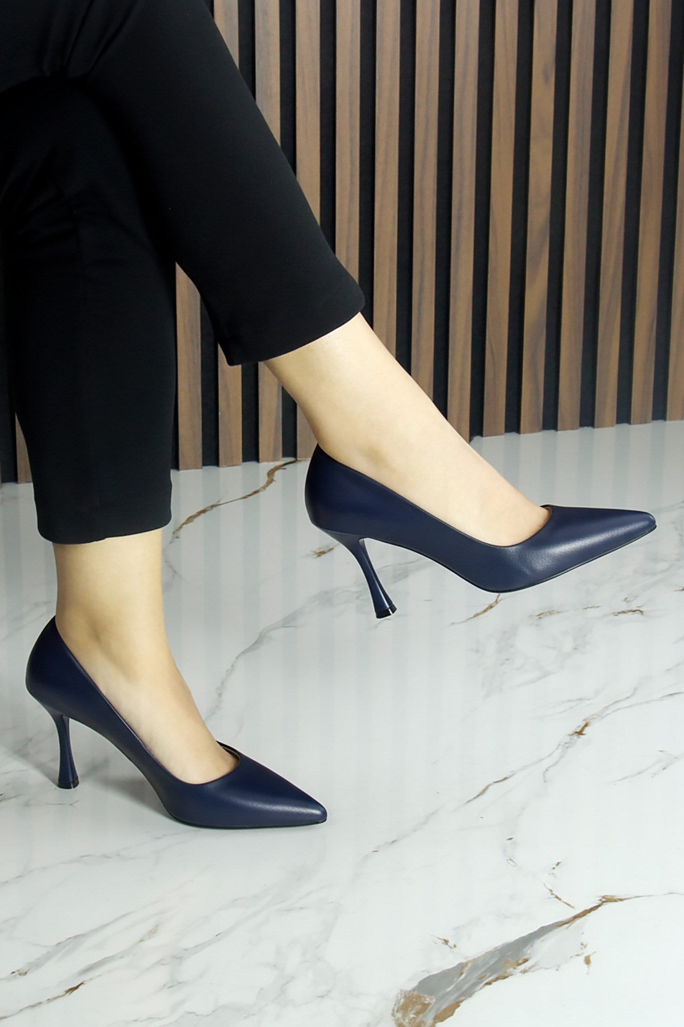 Suzanna Lacivert Hakiki Dana Derisi Sivri Burun Klasik İnce Topuklu Ayakkabı