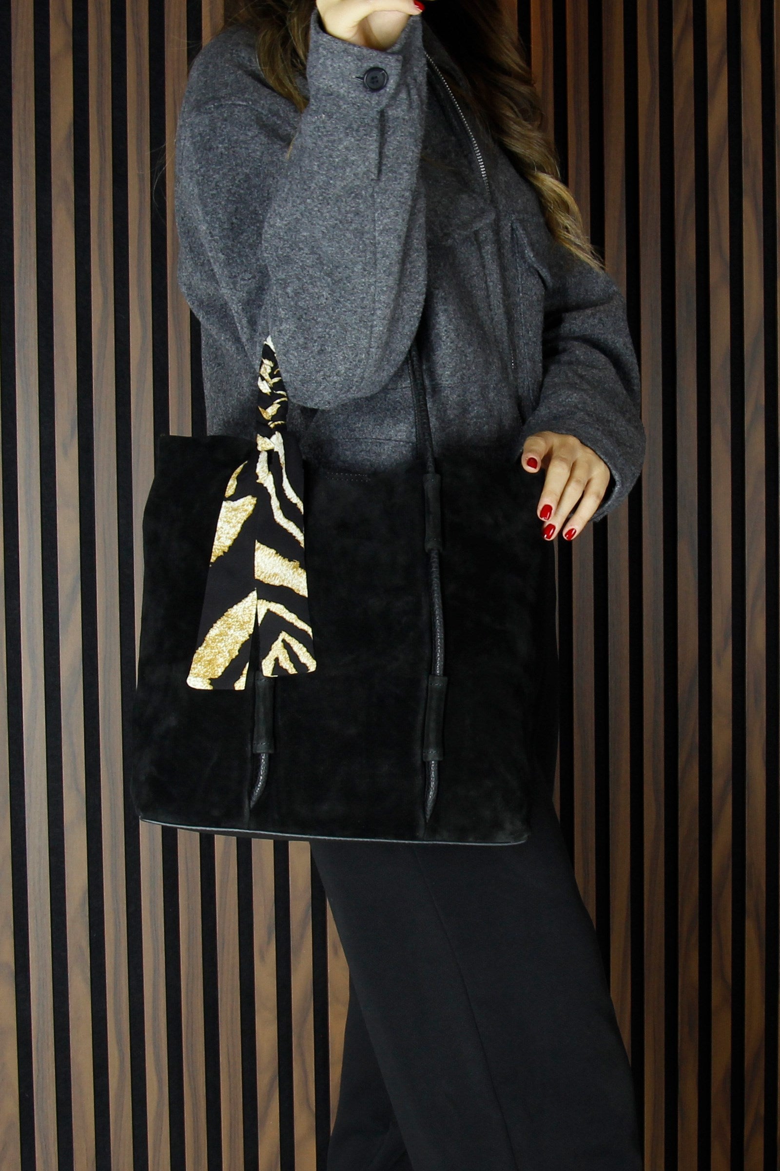 (VSN5013OC) Siyah Hakiki Dana Süet Manyetik Kapaklı Fermuarlı İç Cepli Askılı Büyük Boy Günlük Omuz Çantası