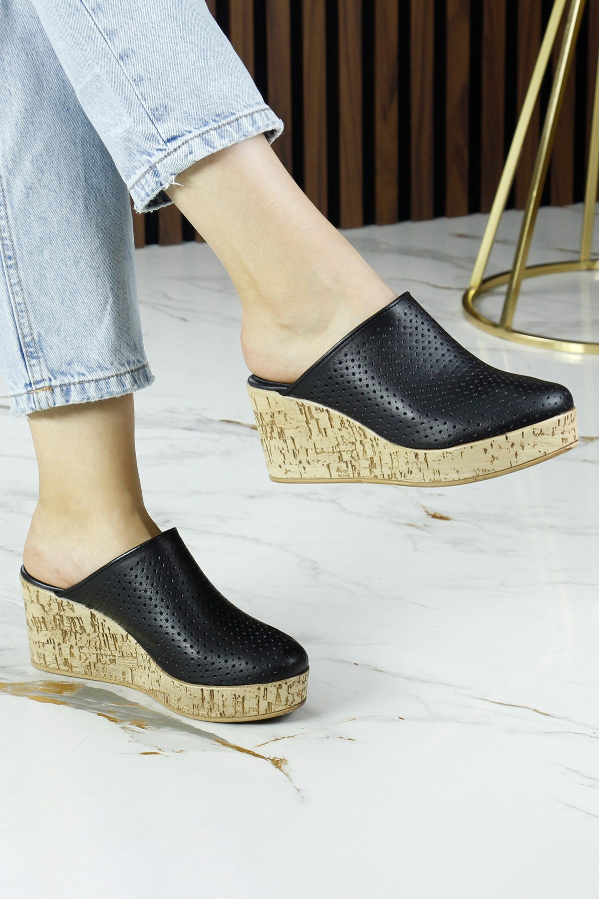 Aria Siyah Hakiki Dana Derisi Önü Kapalı Mantar Taban Görünümlü Dolgu Topuklu Terlik