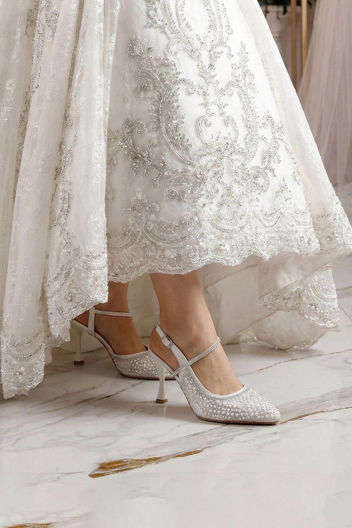 Perola İnci Beyaz Saten Taşlı İncili Arkası Açık Sivri Burun İnce Topuklu Abiye Gelin Ayakkabısı