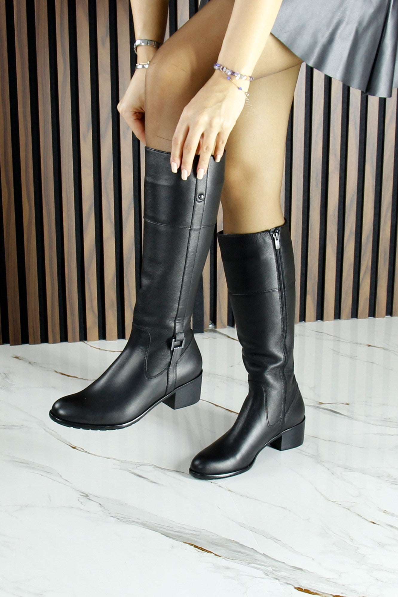 [MAX 288] Siyah Hakiki Dana Derisi Metal Aksesuarlı Fermuarlı Yuvarlak Burun Kalın Topuklu Çizme