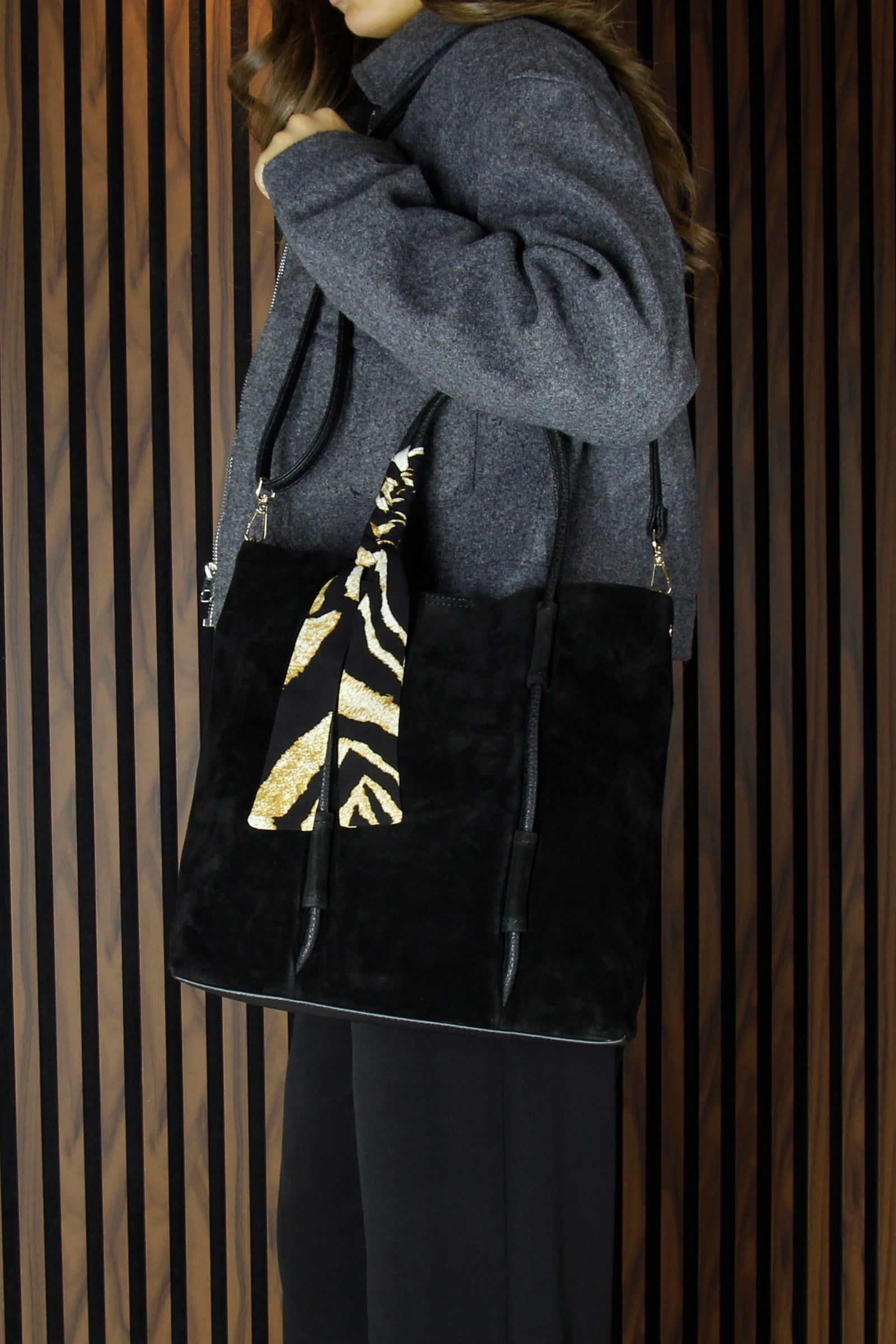 (VSN5013OC) Siyah Hakiki Dana Süet Manyetik Kapaklı Fermuarlı İç Cepli Askılı Büyük Boy Günlük Omuz Çantası