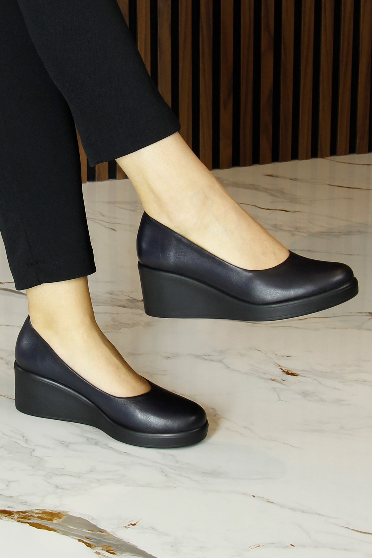 Mabel Lacivert Hakiki Dana Derisi Yuvarlak Burun Dolgu Topuklu Günlük Ayakkabı