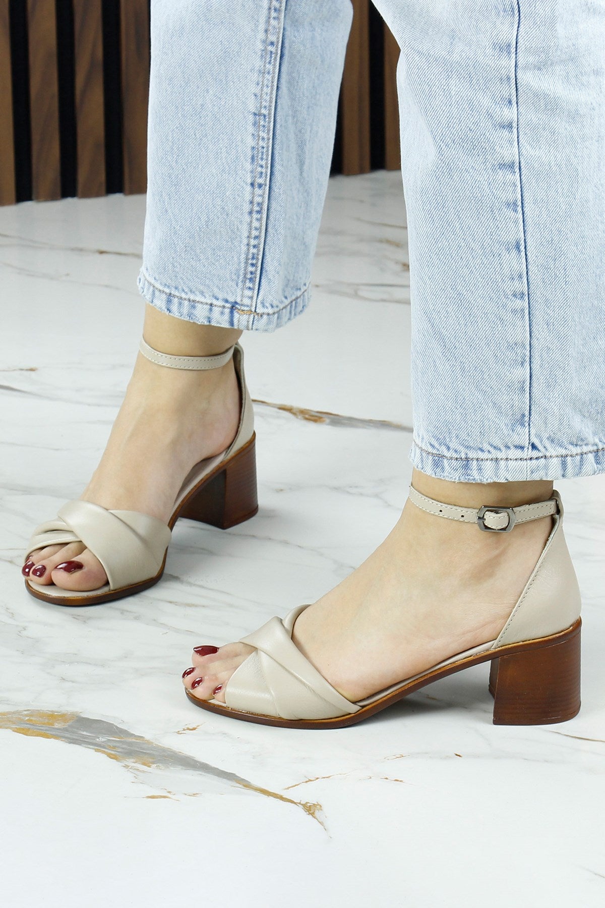 Mila Vizon Hakiki Dana Derisi Burma Model Kalın Topuklu Rahat Sandalet