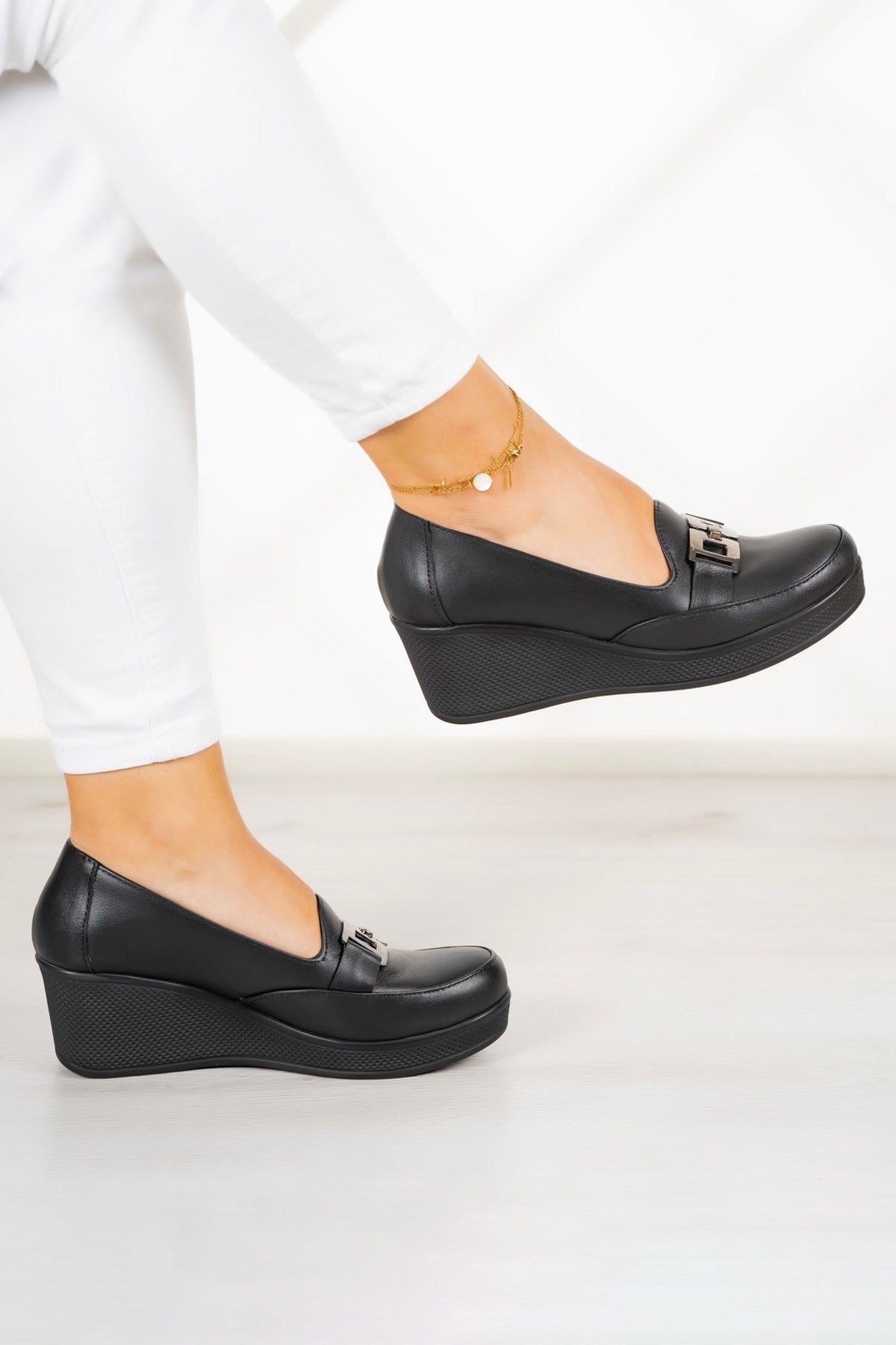 Dafne Siyah Hakiki Deri Tokalı Yuvarlak Burun Dolgu Topuklu Günlük Ayakkabı