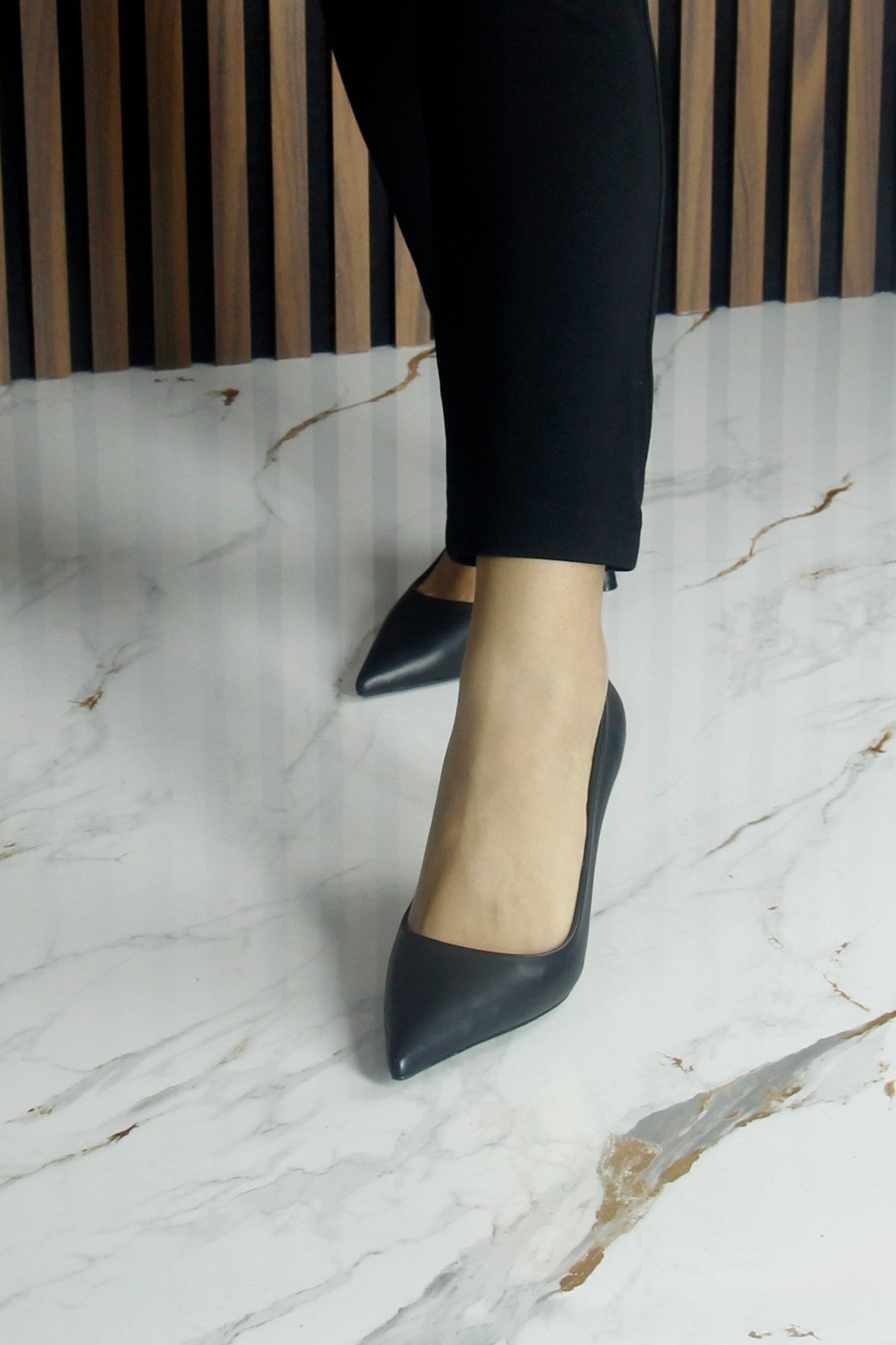 Suzanna Siyah Hakiki Dana Derisi Sivri Burun Klasik İnce Topuklu Ayakkabı