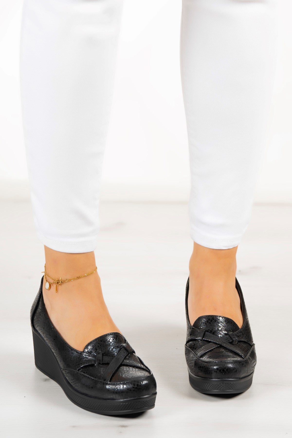 Shay Siyah Yılan Hakiki Deri Çapraz Bant Detaylı Dolgu Topuklu Günlük Ayakkabı