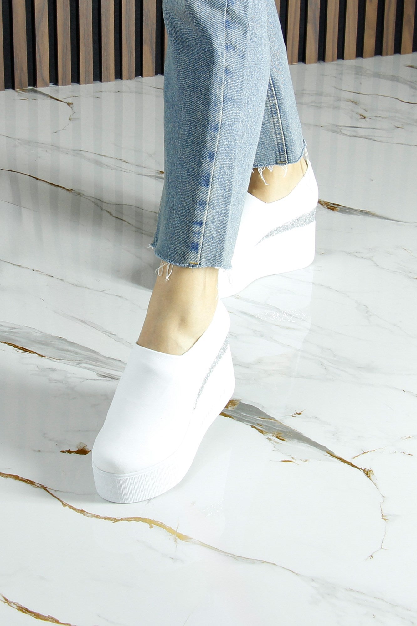 Lumi Beyaz Streç Yuvarlak Burun Taşlı Gizli Dolgu Topuklu Günlük Ayakkabı