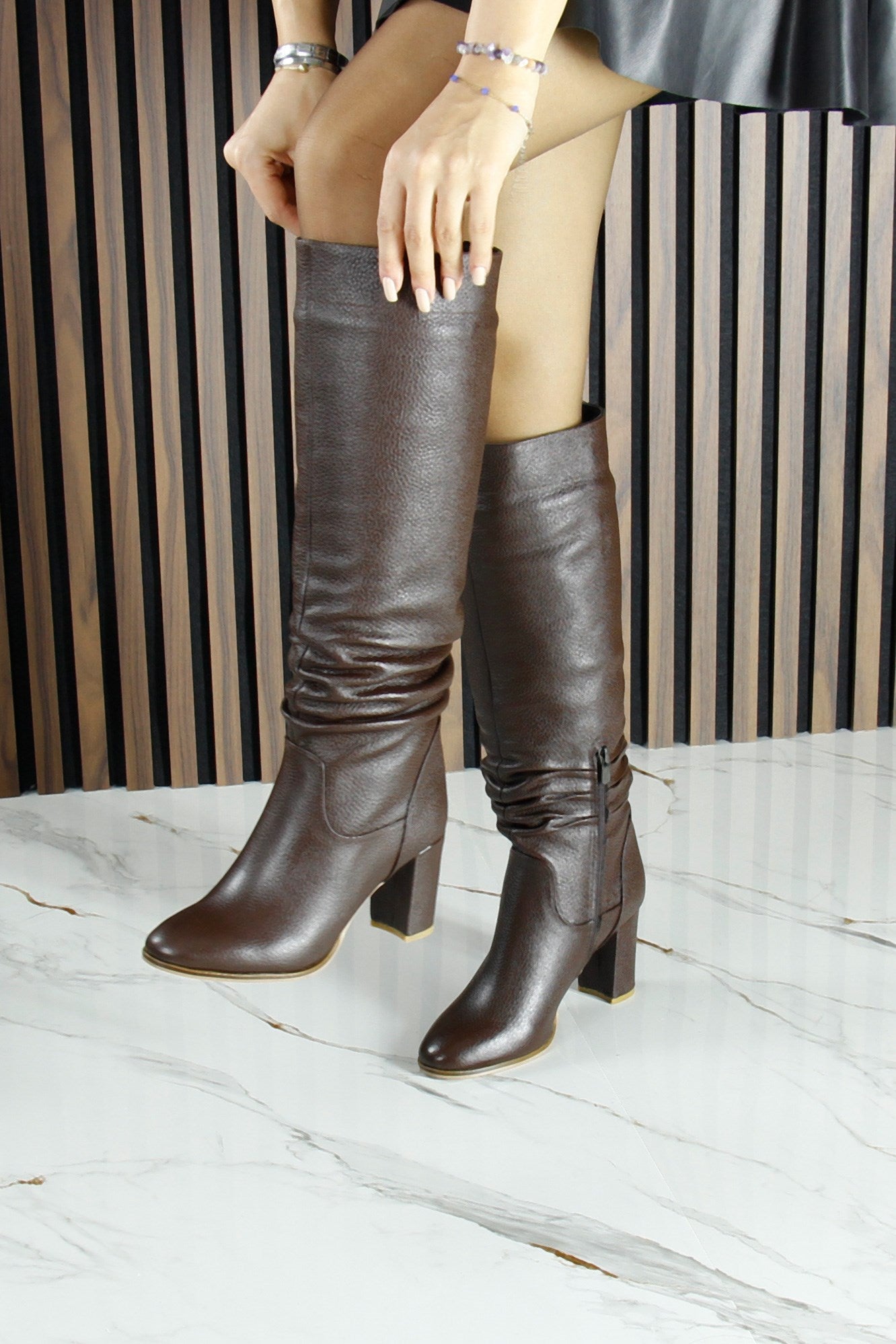 [MAX Y-409] Kahverengi Hakiki Dana Derisi Büzgülü Fermuarlı Yuvarlak Burun Kalın Topuklu Çizme