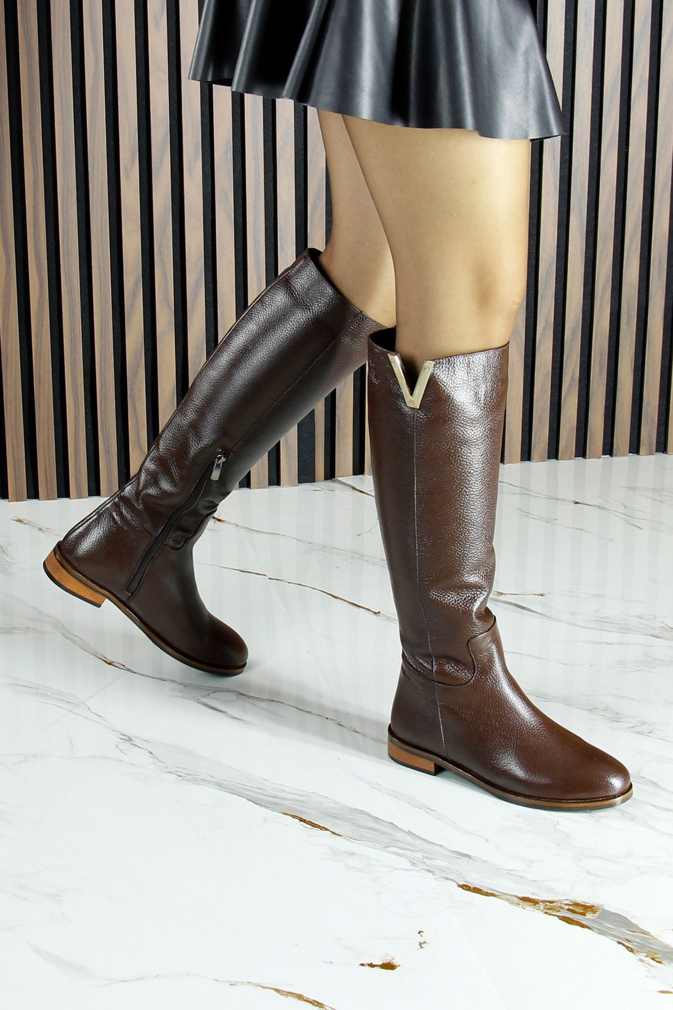 [MAX 425] Kahverengi Hakiki Dana Derisi Metal Aksesuarlı Fermuarlı Yuvarlak Burun Kalın Topuklu Çizme