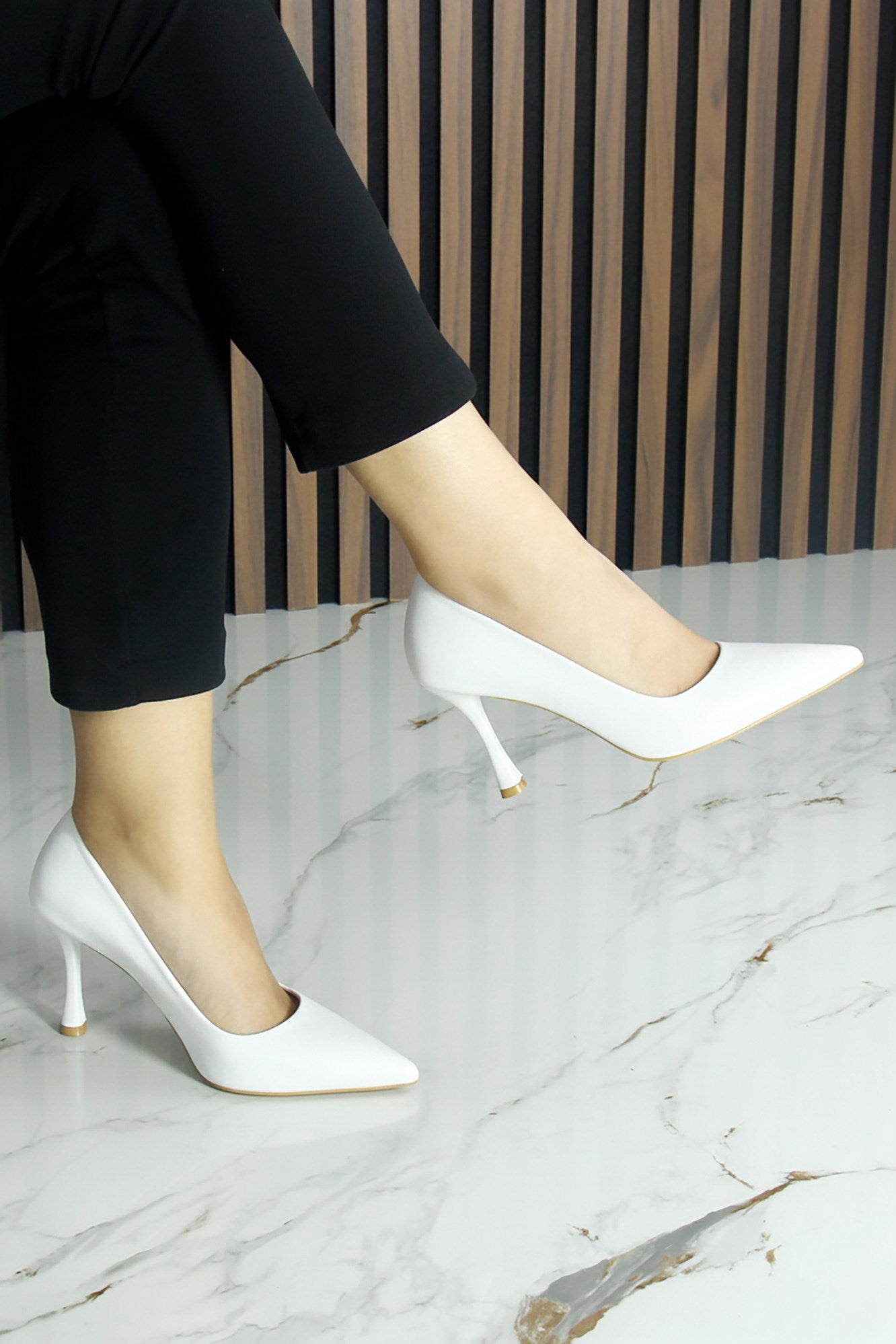 Suzanna Beyaz Hakiki Dana Derisi Sivri Burun Klasik İnce Topuklu Ayakkabı