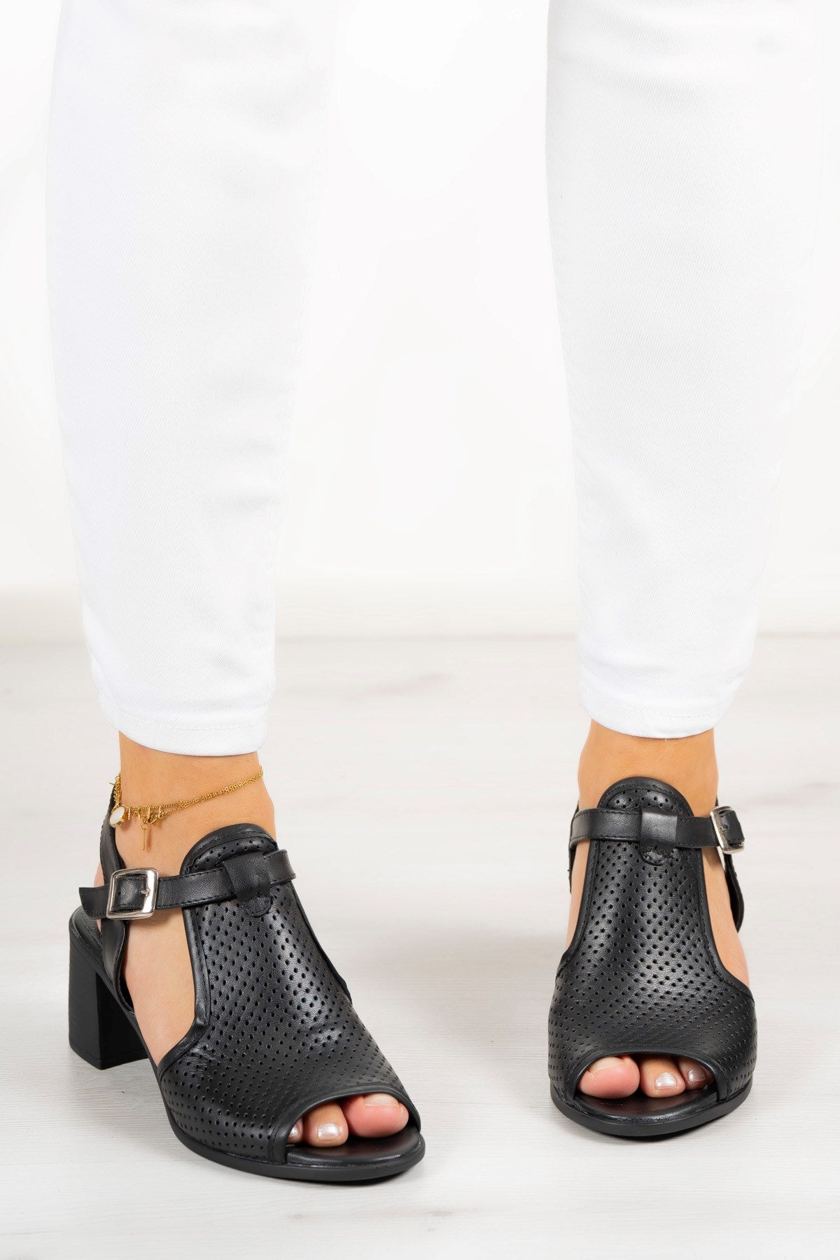 Elena Siyah Hakiki Dana Derisi Önü Arkası Açık Delik Detaylı Kalın Topuklu Rahat Günlük Sandalet