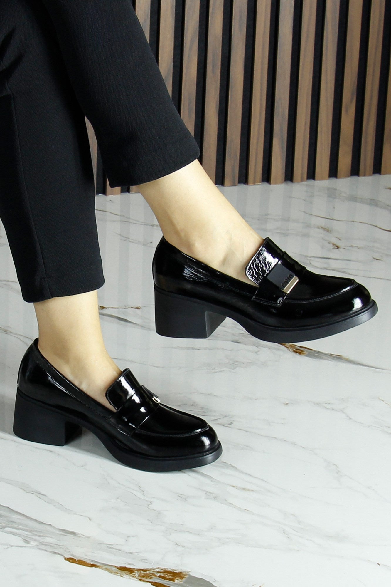 Siyah Rugan Hakiki Dana Derisi Tokalı Kalın Topuklu Günlük Loafer Ayakkabı