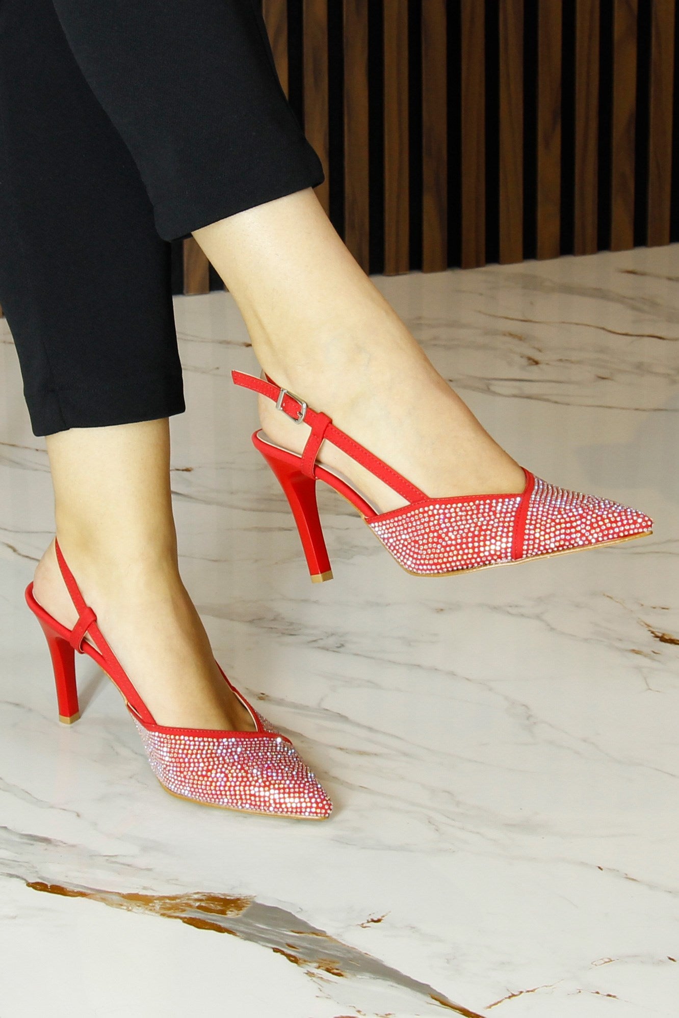 Sacha Exclusive Kırmızı Krep Taşlı Arkası Açık Sivri Burun İnce Topuklu Abiye Ayakkabı