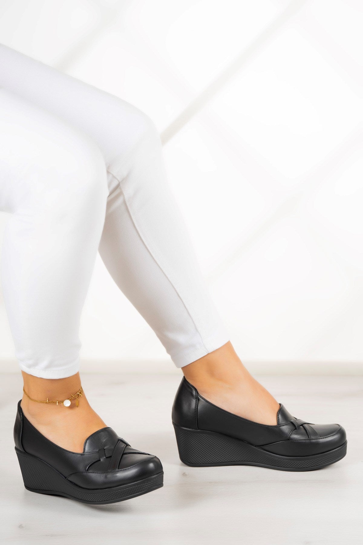 Shay Siyah Hakiki Deri Çapraz Bant Detaylı Dolgu Topuklu Günlük Ayakkabı