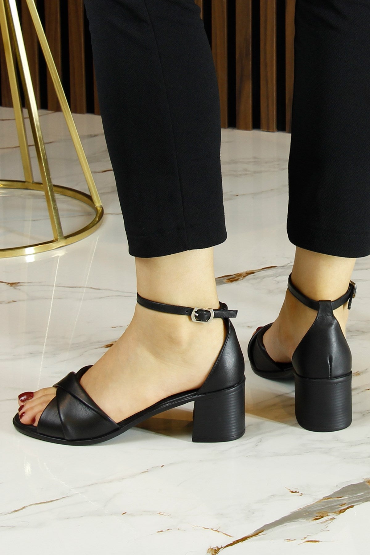 Mila Siyah Hakiki Dana Derisi Burma Model Kalın Topuklu Rahat Sandalet