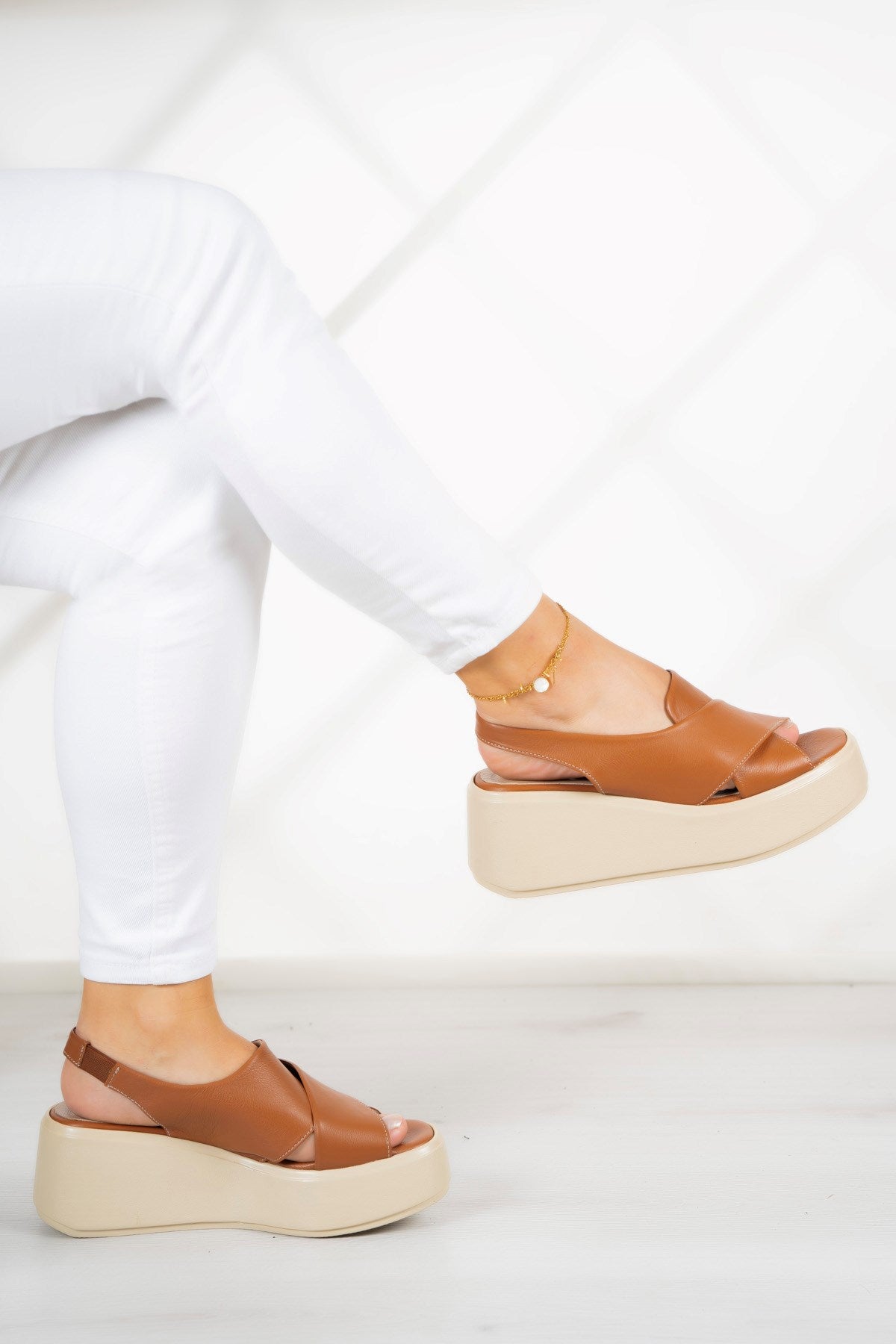 Olivia Taba Hakiki Deri Dolgu Topuklu Sandalet