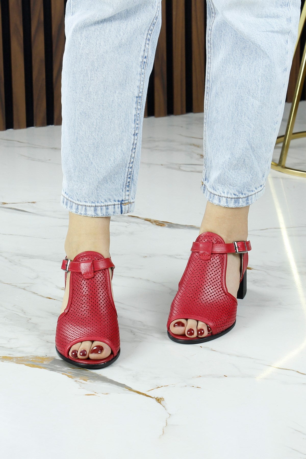 Elena Kırmızı Hakiki Dana Derisi Önü Arkası Açık Delik Detaylı Kalın Topuklu Rahat Günlük Sandalet