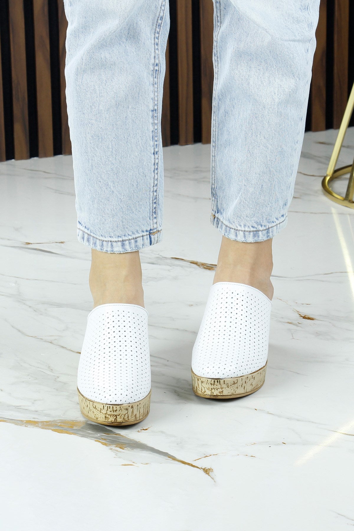 Aria Beyaz Hakiki Dana Derisi Önü Kapalı Mantar Taban Görünümlü Dolgu Topuklu Terlik