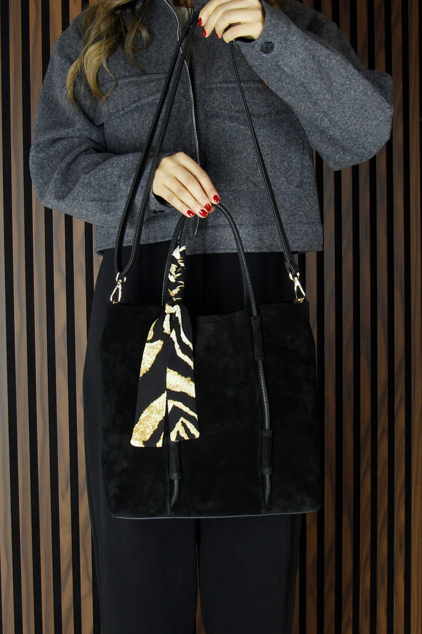 (VSN5013OC) Siyah Hakiki Dana Süet Manyetik Kapaklı Fermuarlı İç Cepli Askılı Büyük Boy Günlük Omuz Çantası