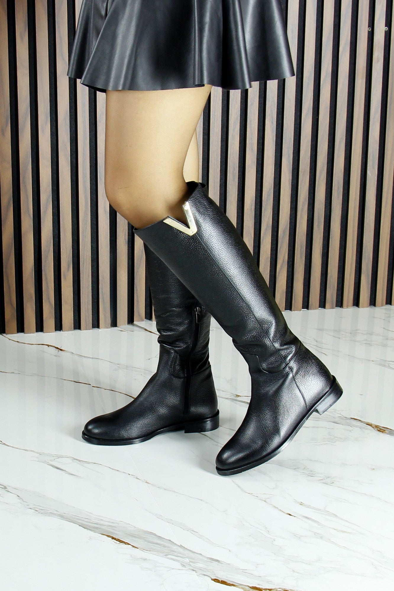 [MAX 425] Siyah Hakiki Dana Derisi Metal Aksesuarlı Fermuarlı Yuvarlak Burun Kalın Topuklu Çizme