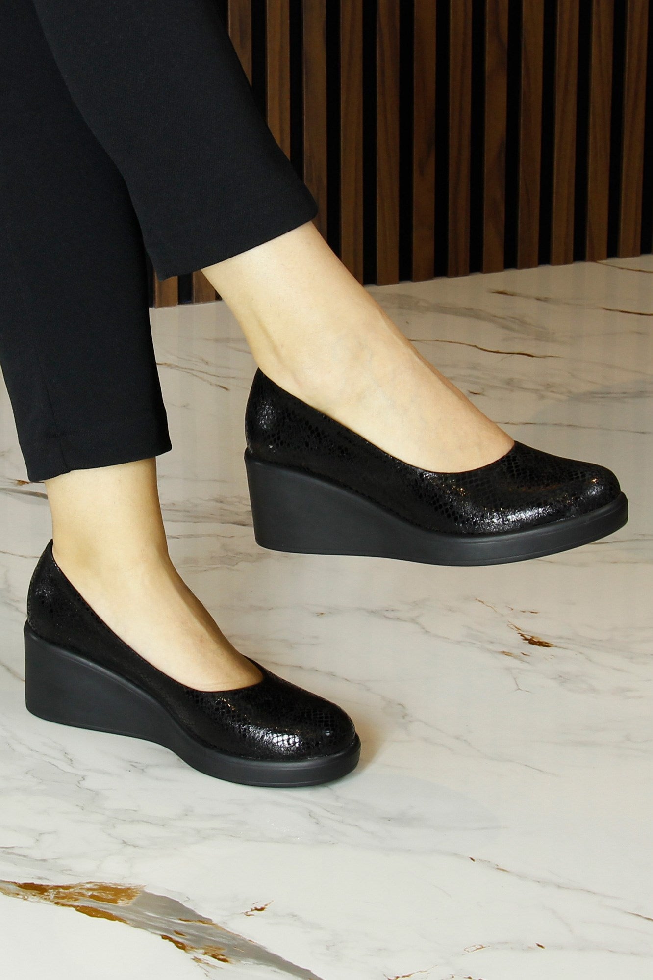 Mabel Siyah Yılan Hakiki Dana Derisi Yuvarlak Burun Dolgu Topuklu Günlük Ayakkabı