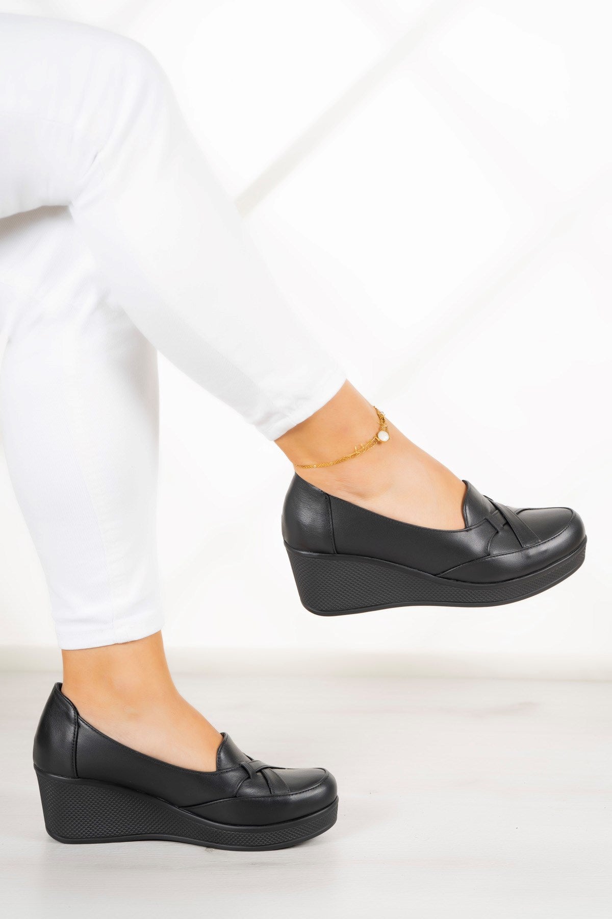 Shay Siyah Hakiki Deri Çapraz Bant Detaylı Dolgu Topuklu Günlük Ayakkabı