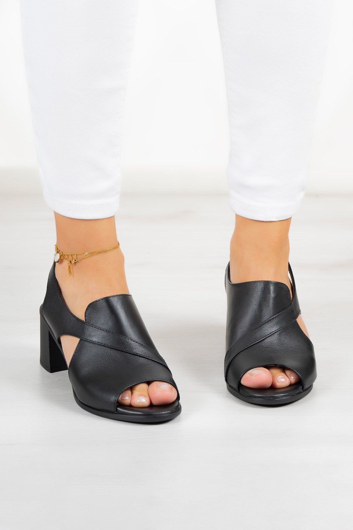 Saules Siyah Hakiki Deri Kesik Detaylı Lastik Bantlı Topuklu Sandalet