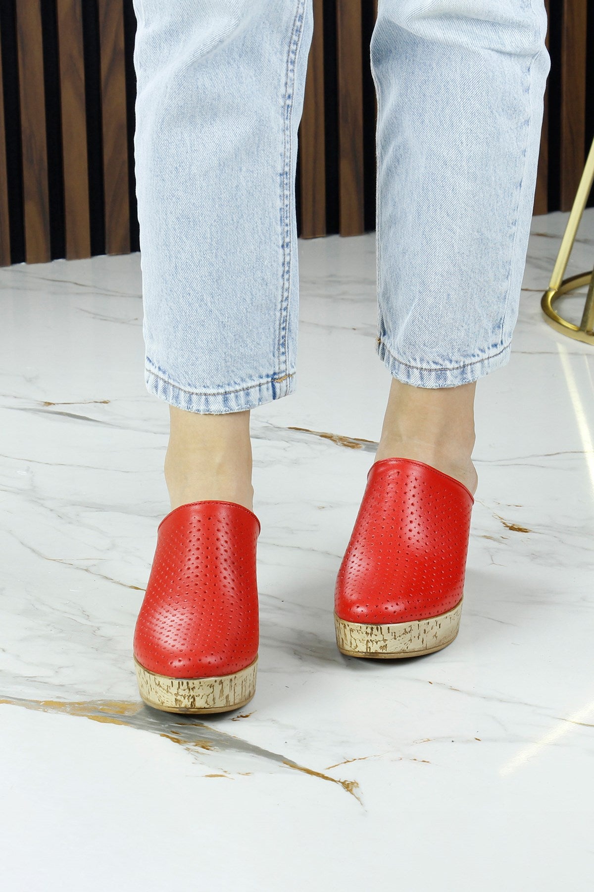 Aria Kırmızı Hakiki Dana Derisi Önü Kapalı Mantar Taban Görünümlü Dolgu Topuklu Terlik