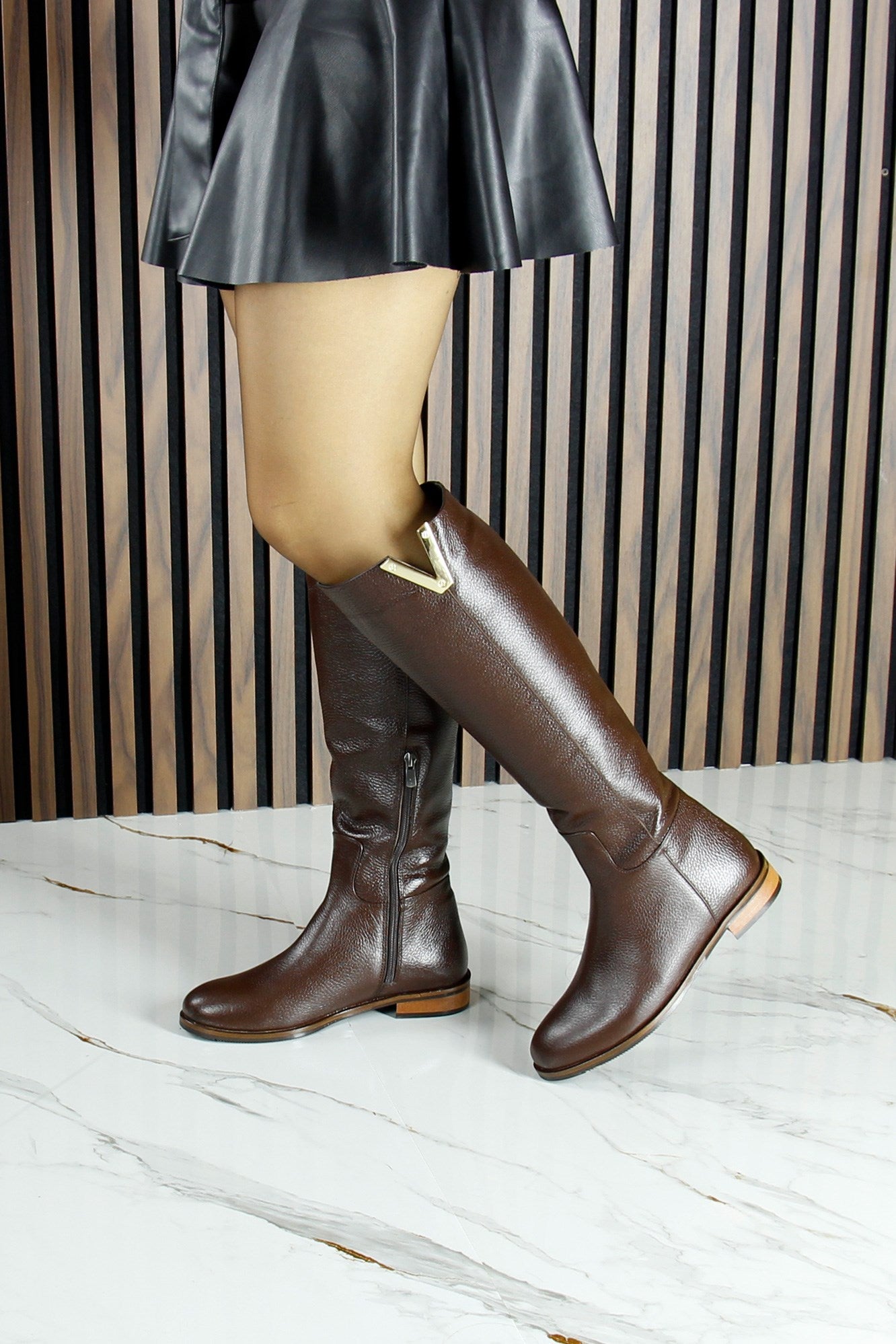 [MAX 425] Kahverengi Hakiki Dana Derisi Metal Aksesuarlı Fermuarlı Yuvarlak Burun Kalın Topuklu Çizme